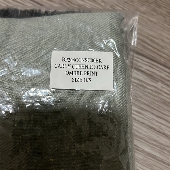 Carly Cushnie scarf - Picture 5 of 7